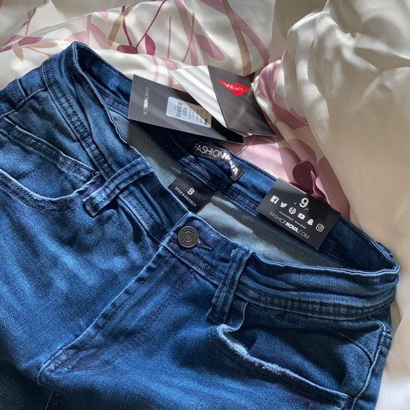 - FASHION NOVA SKINNY JEANS - Picture 3 of 3